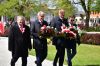 Władze składają kwiaty pod pomnikiem
